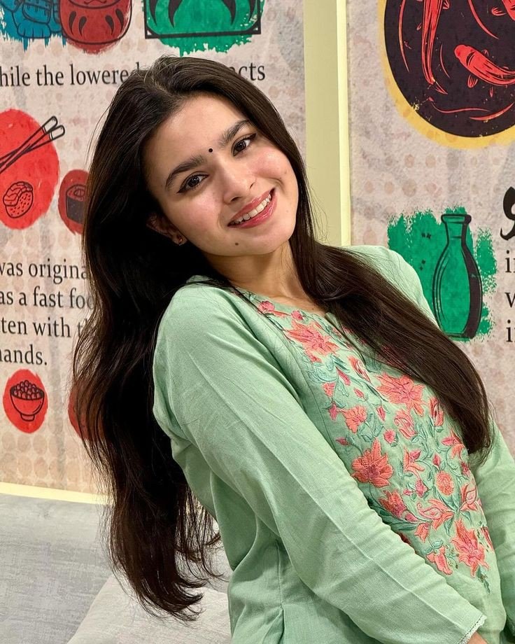 Cute-Artistic-Girl-Photo