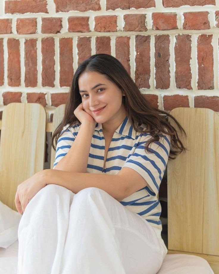 Cute-Fashion-Girl-Photo