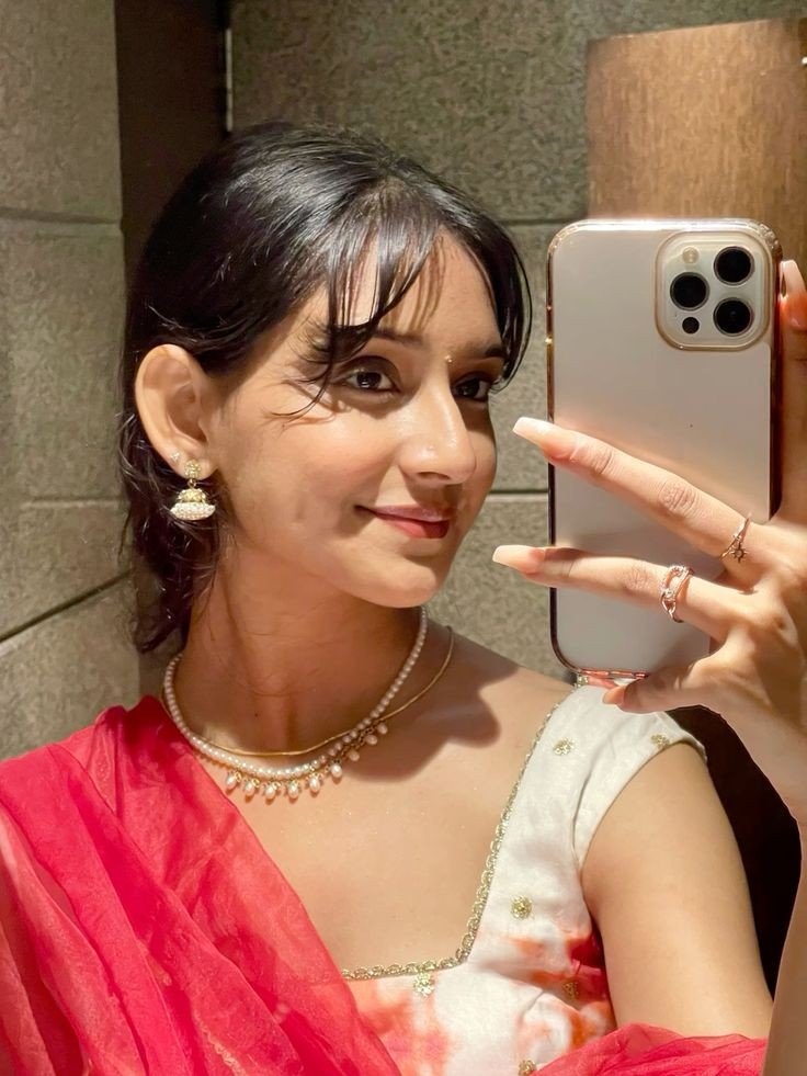 Cute-Fashion-Girl-Photo