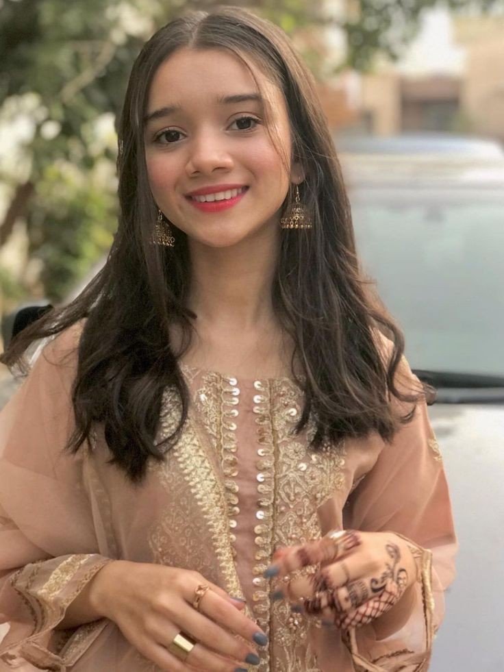 Happy-Selfie-Girl-DP