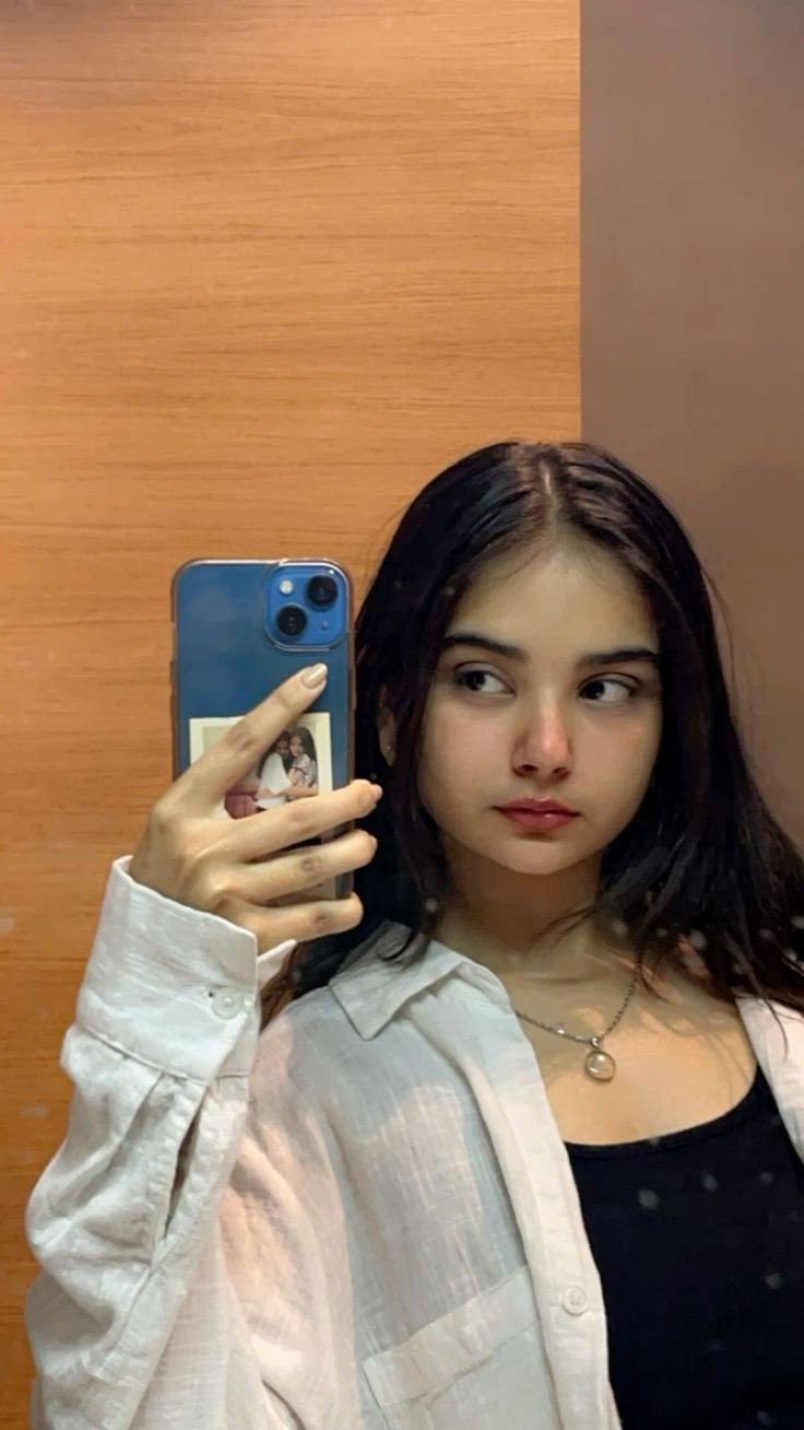 Happy-Selfie-Girl-DP