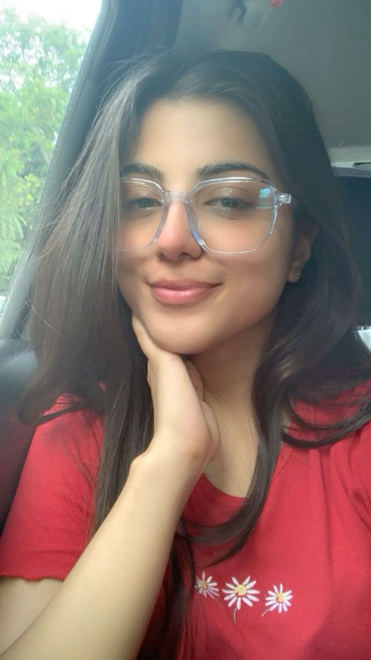 Social-Media-Girl-DP