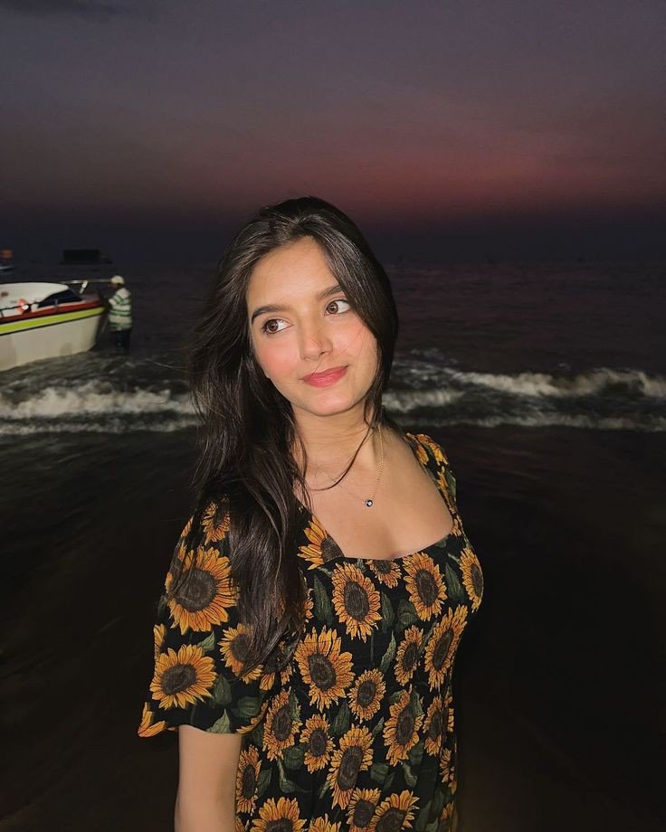 photo-poses-stylish-attractive-instagram-hidden-face-dp-for-girls