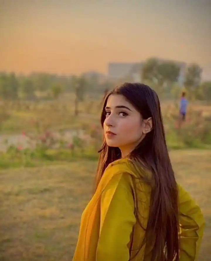 Cute Artistic Girl Photo