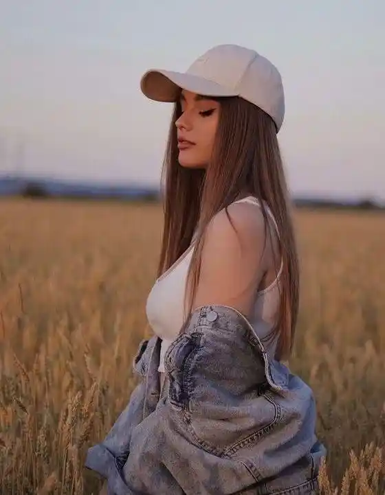 Cute Artistic Girl Photo