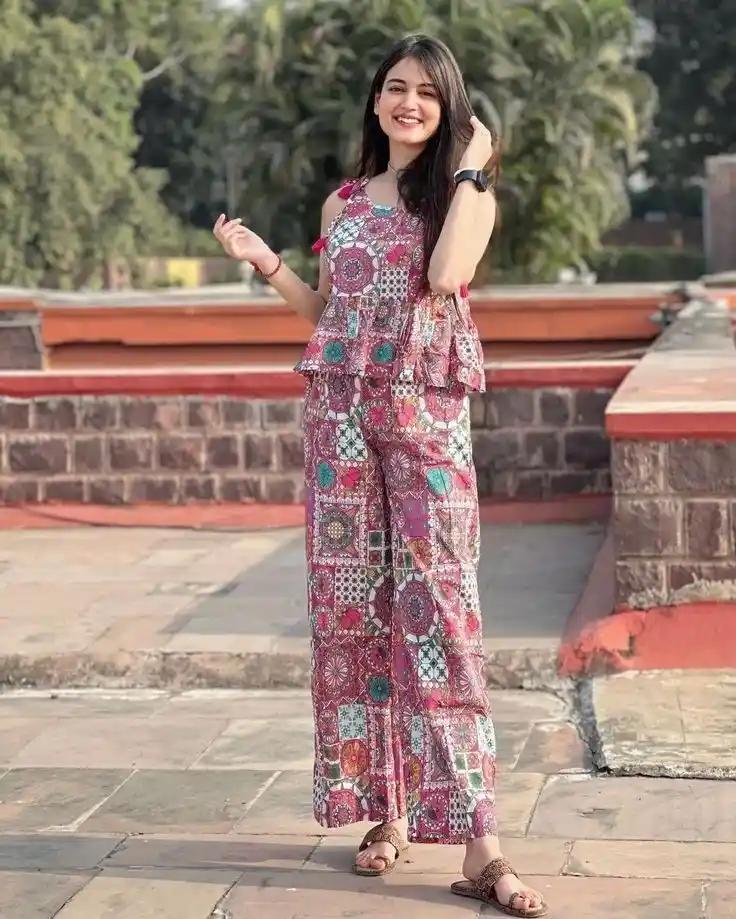 Cute Evening Look Girl Pic