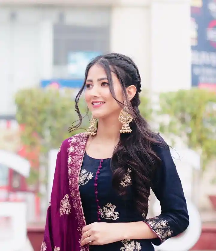 Cute Fashion Girl Photo