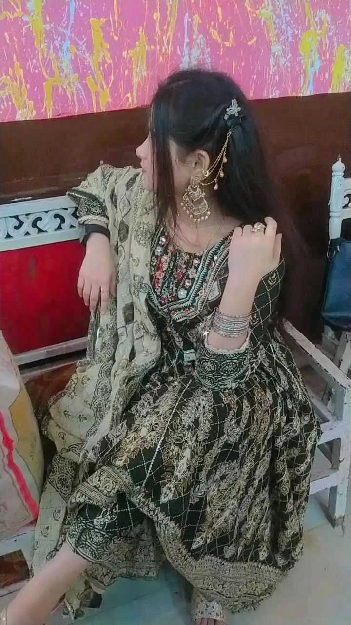 Happy Selfie Girl DP