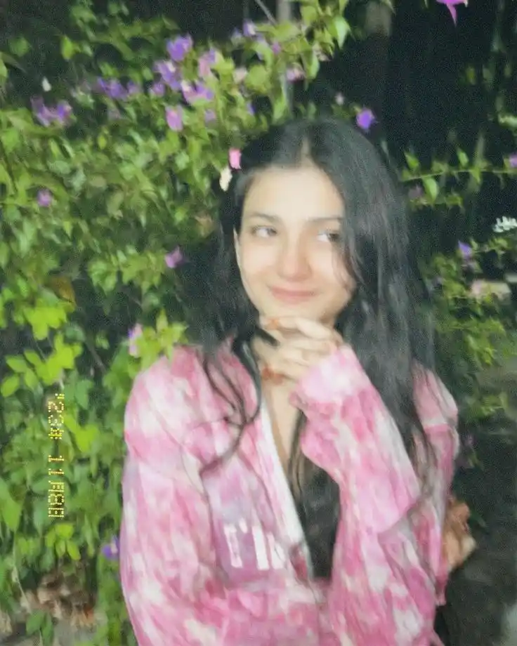 Happy Selfie Girl DP