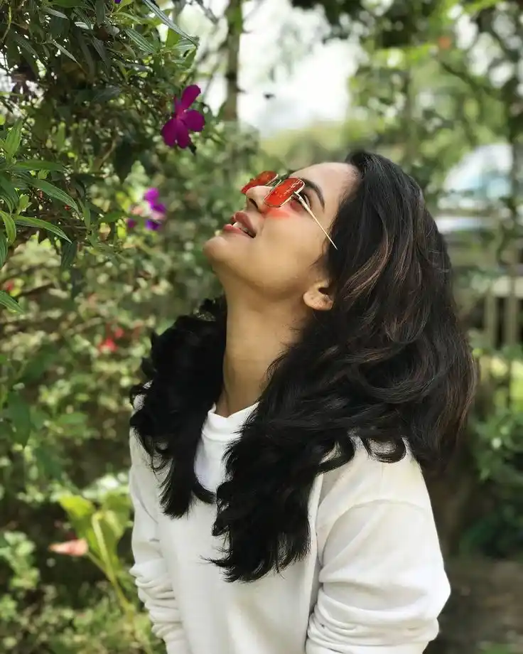 Romantic Girls Profile Pic