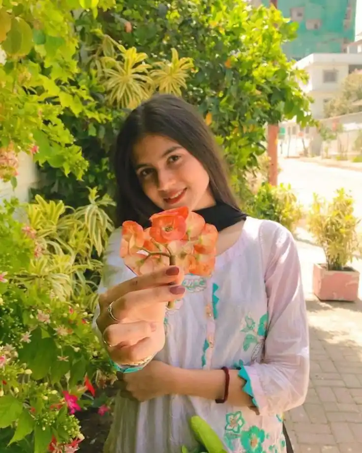 Trendy Selfie Girl DP