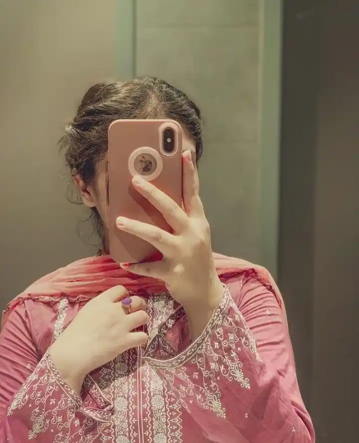 aesthetic girl mirror selfie dp aesthetic girl mirror selfie dp