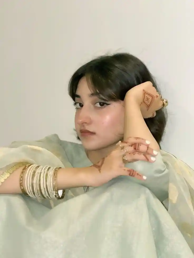 attitude attractive instagram hidden face dp for girls