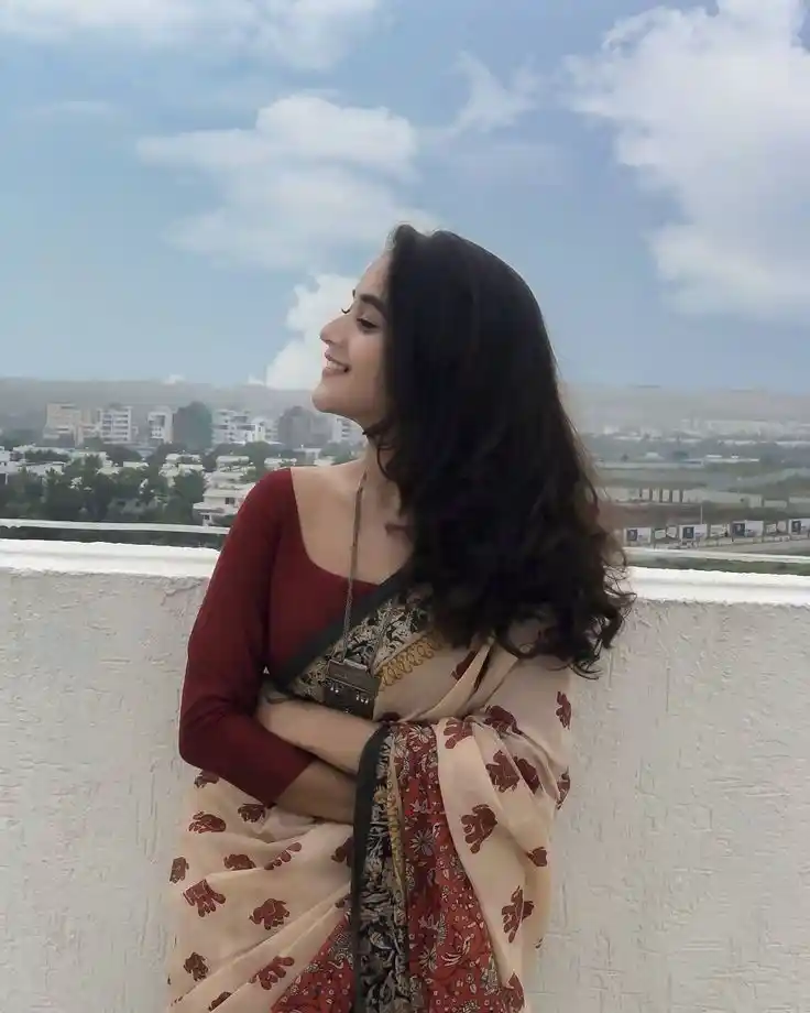 barish hide face girl pic