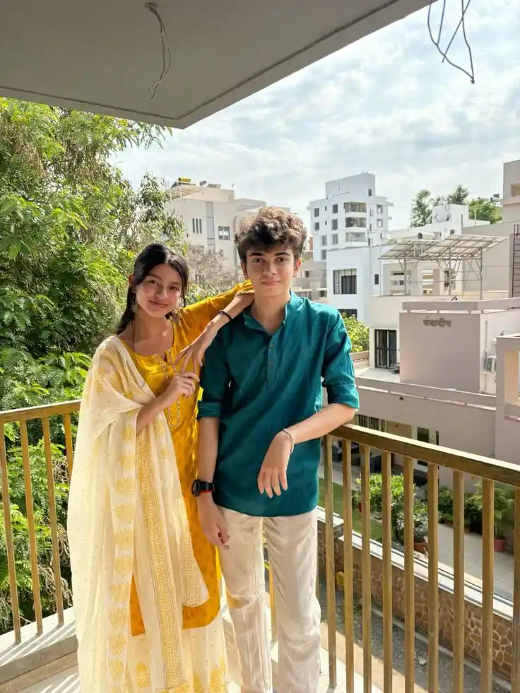 black suit hide face girl pic