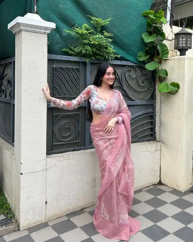 cute single girl dp attitude