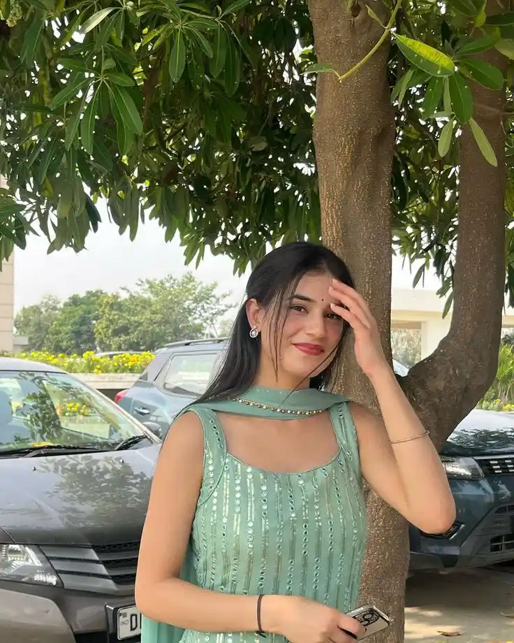 cute single girl dp for instagram