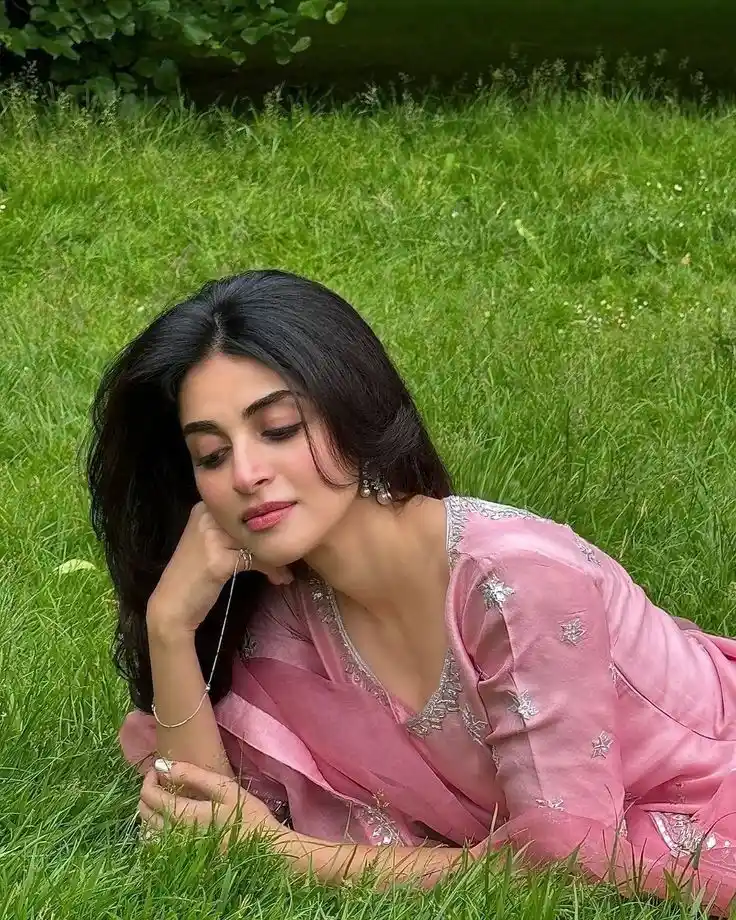 hide face girl pic age 14