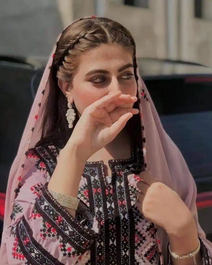 hide face girl pic back side