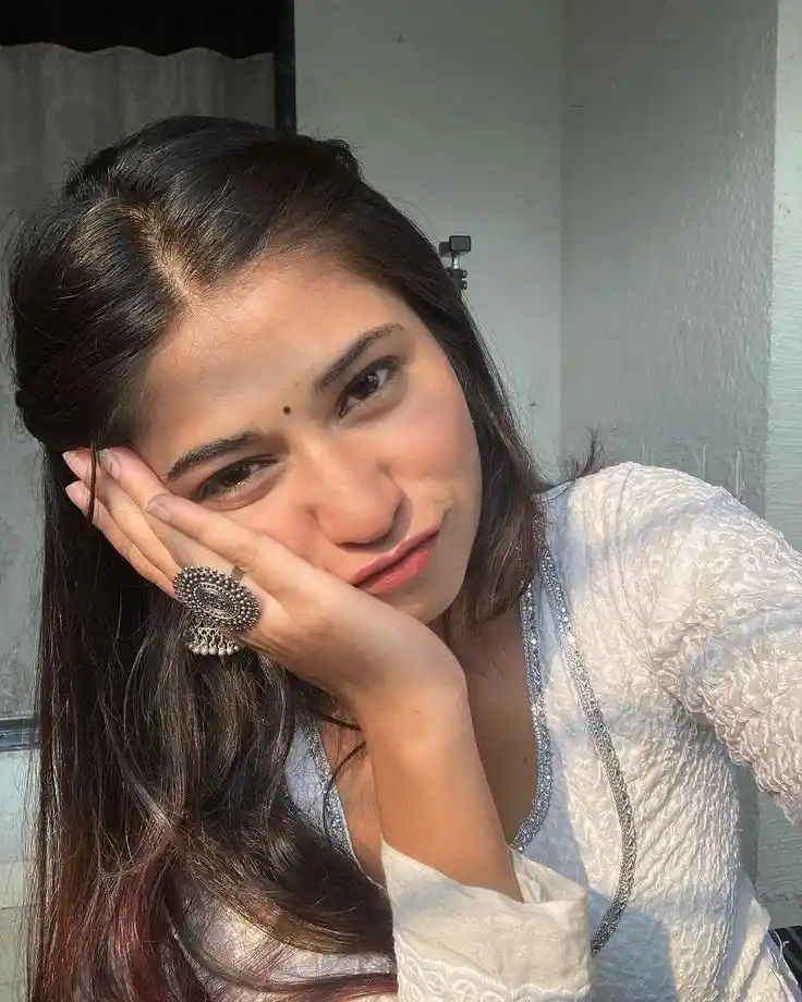 image hide face selfie real simple girl