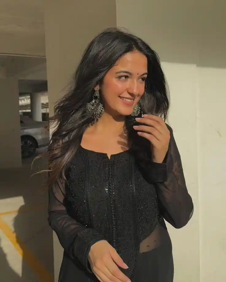 real girl simple hand pic