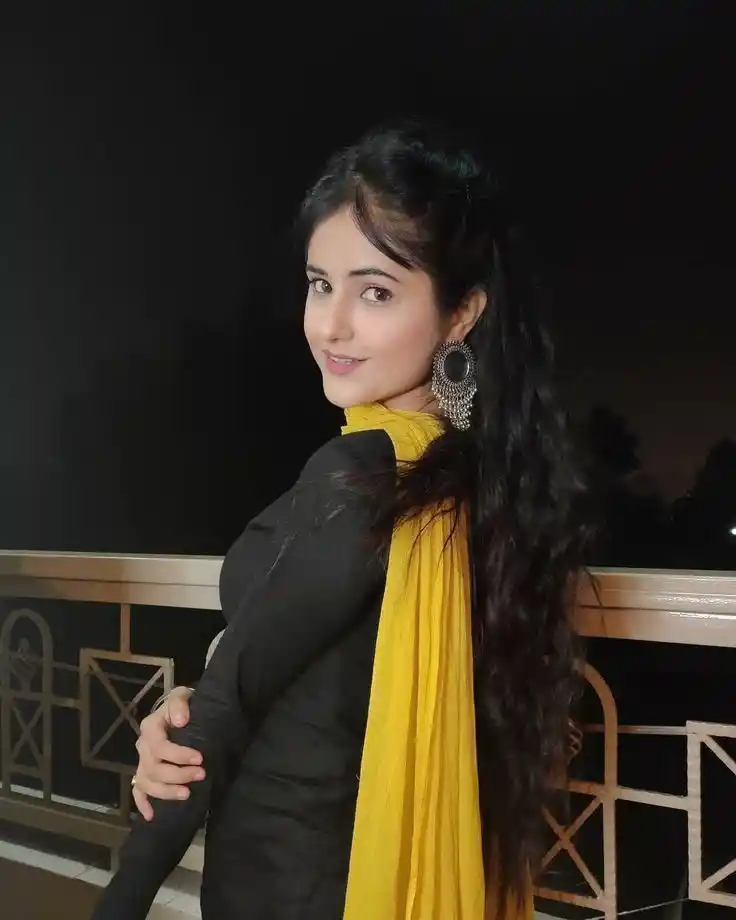 roti hui ladki ki dp