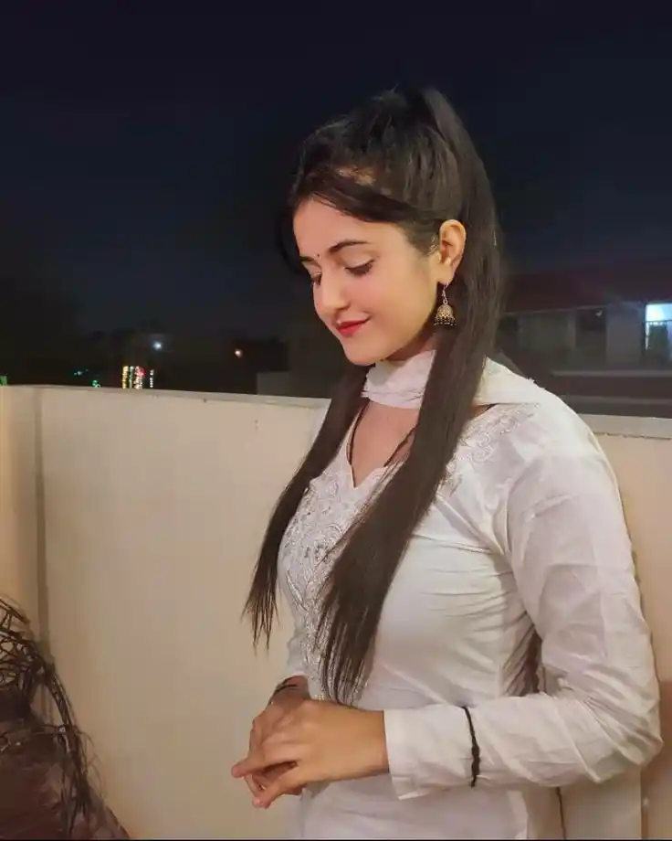 simple ladki ki photo