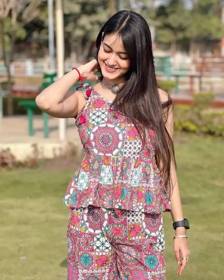 single girl attitude dp for whatsapp