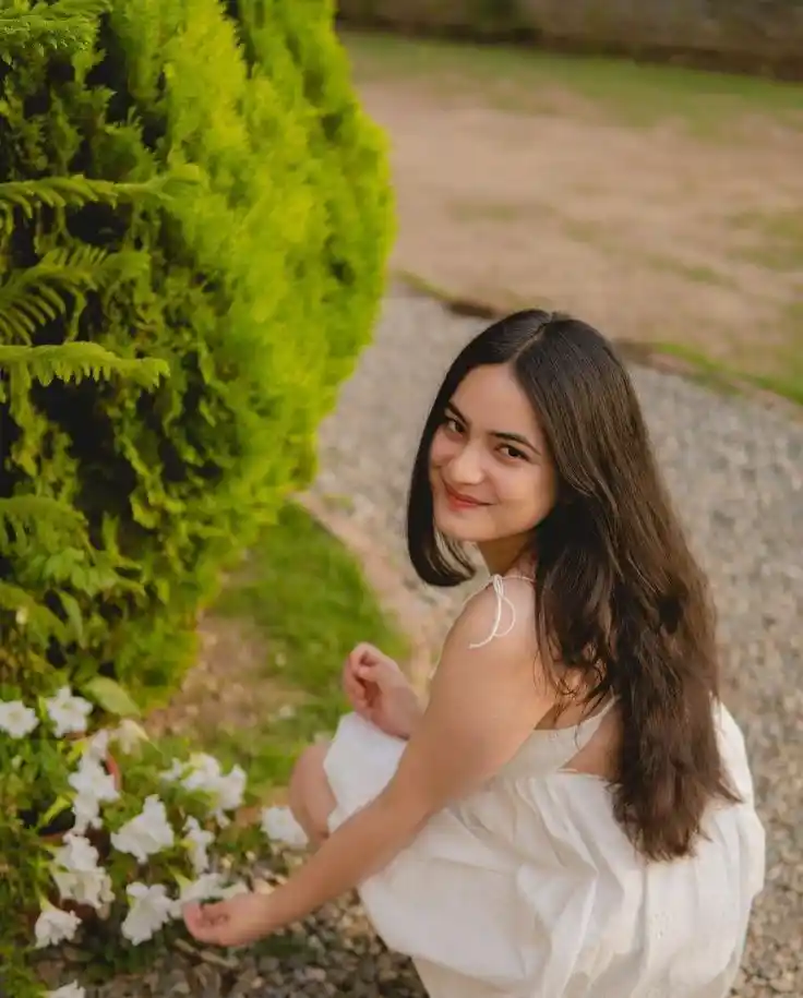 stylish single girl dp